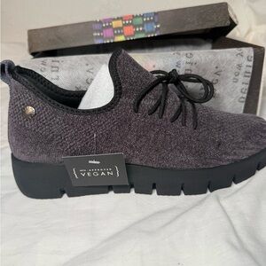 bernie mev. Levine Dark grey flannel Slip-On Sneaker women’s size 39 (8)